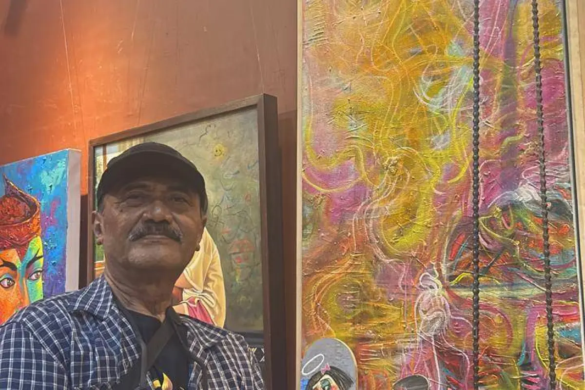 Unik! Pelukis Senior Bagas KP Suguhkan Lukisan Upcycle Berbunyi di Surabaya Visual Art Fest