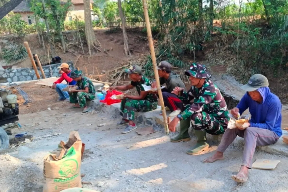 Satgas TMMD ke-129 dan Warga Bulu Lor Pererat Kebersamaan Lewat Sarapan di Samping Jembatan
