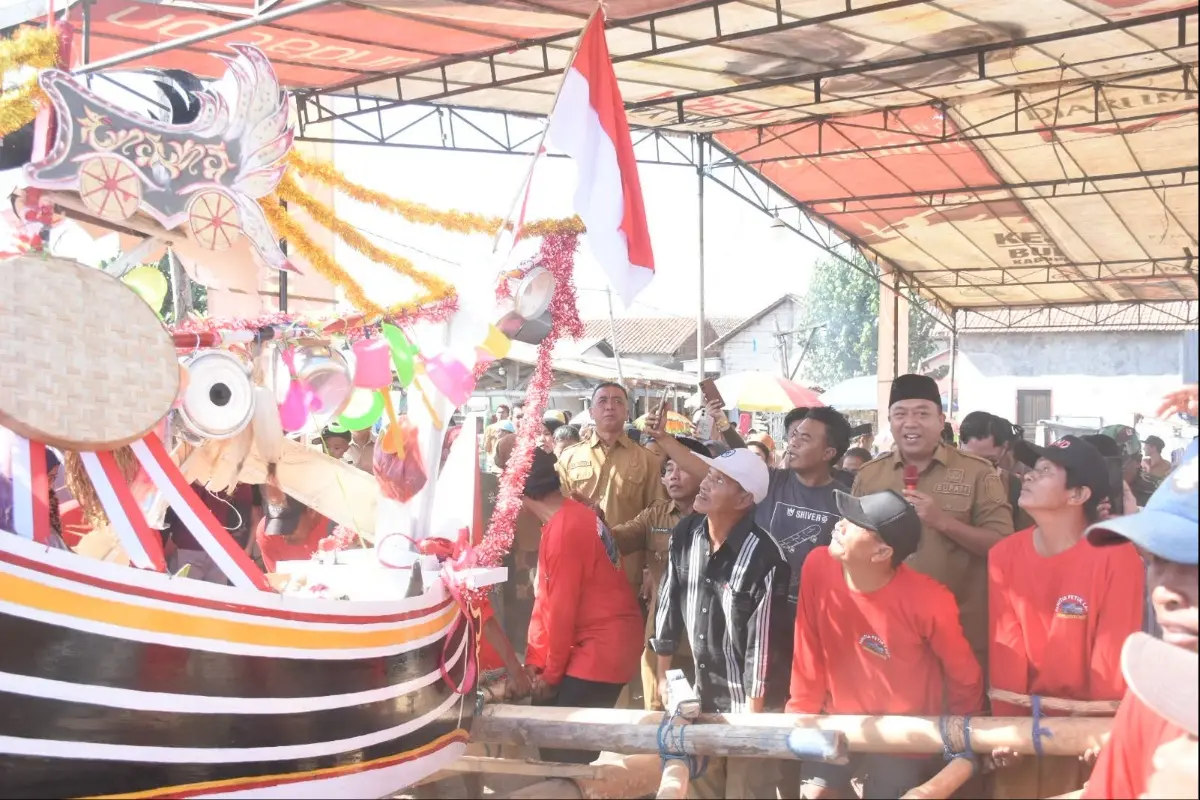 Tradisi Petik Laut di Besuki, Bupati Situbondo Ajak Warga Punguti Sampah