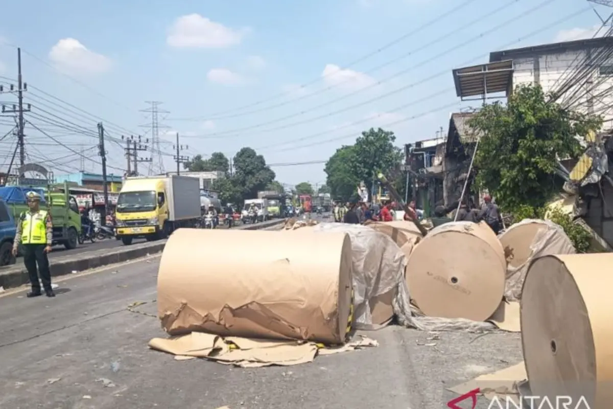 Truk Muatan Gulungan Kertas Picu Kecelakaan Beruntun di Pasuruan, Empat Orang Tewas