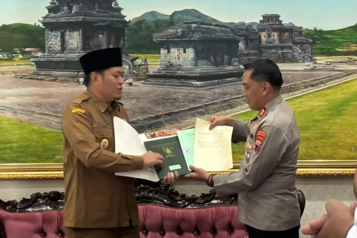 Wakil Bupati Serahkan Tiga Sertifikat Tanah ke Polres Banjarnegara, Ini Peruntukannya