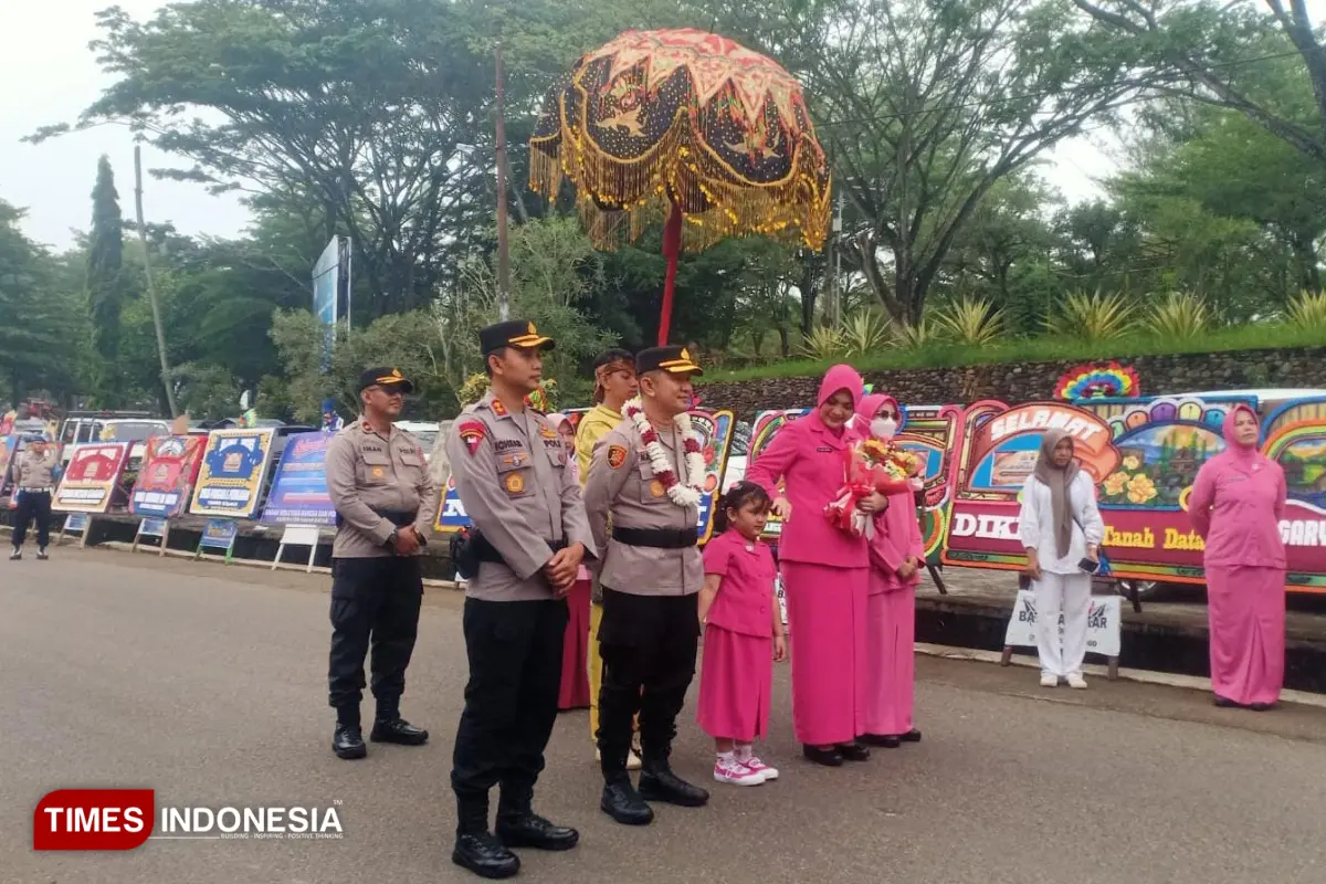 Tangis di Balik Pedang Pora, Nur Ichsan Tinggalkan Jejak Iman di Polres Tanah Datar