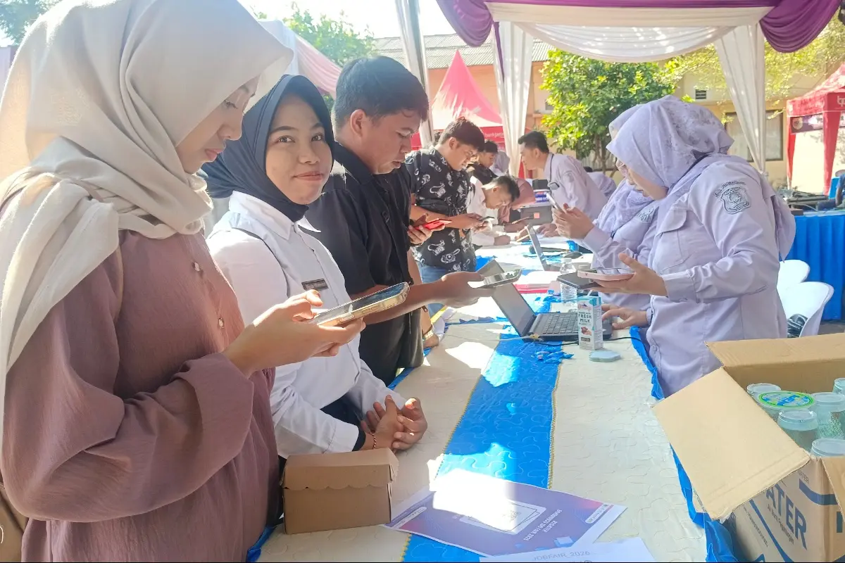Lulusan SMA Berburu Peluang Kerja di Bondowoso Job Fair, Ajukan Empat Lamaran Sekaligus