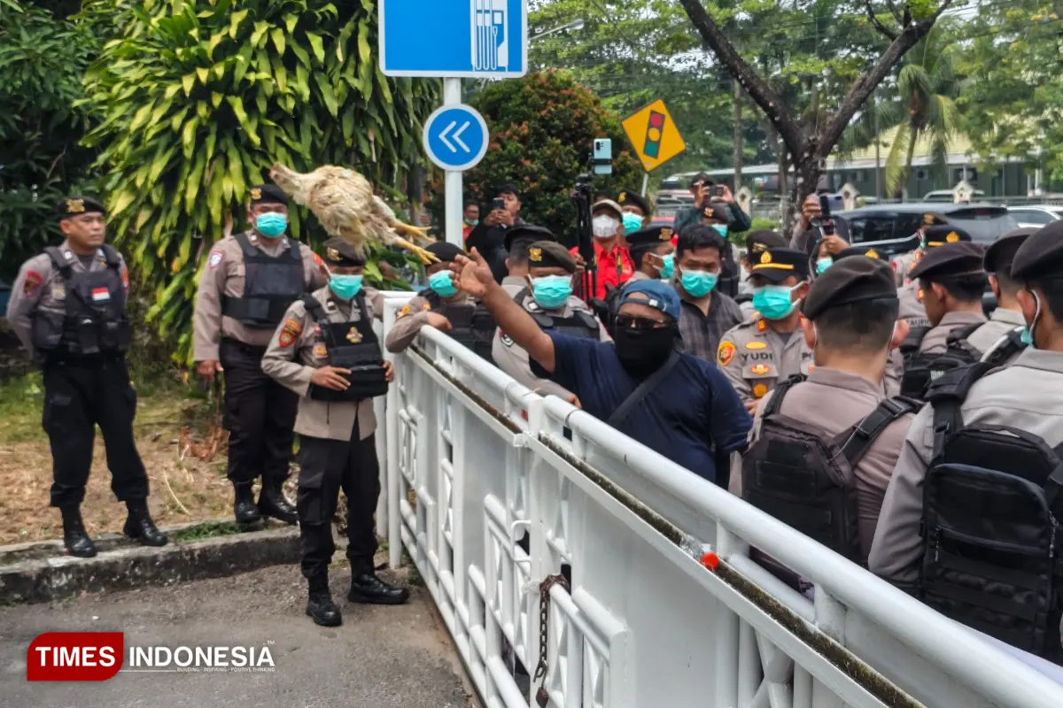 Tetap Pasang Segel Kantor PLN, Warga Kalteng Juga Siapkan Gugatan
