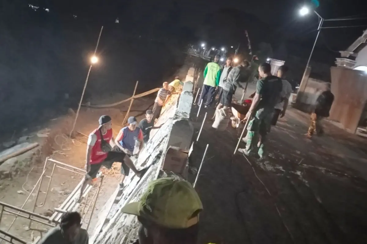 TMMD Reguler ke-129 Ponorogo: Demi Kejar Target, TNI dan Warga Kerjakan Talud hingga Malam Hari