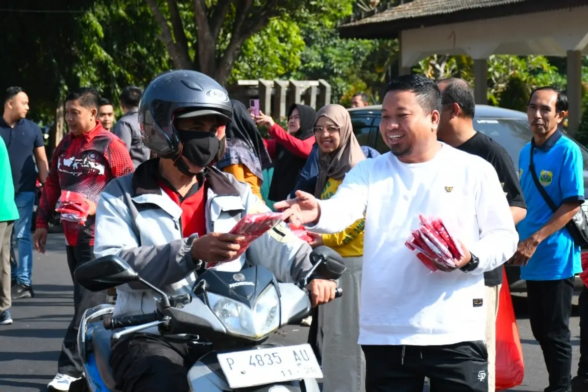 Wabup Bondowoso Bagikan 1.000 Bendera Merah Putih