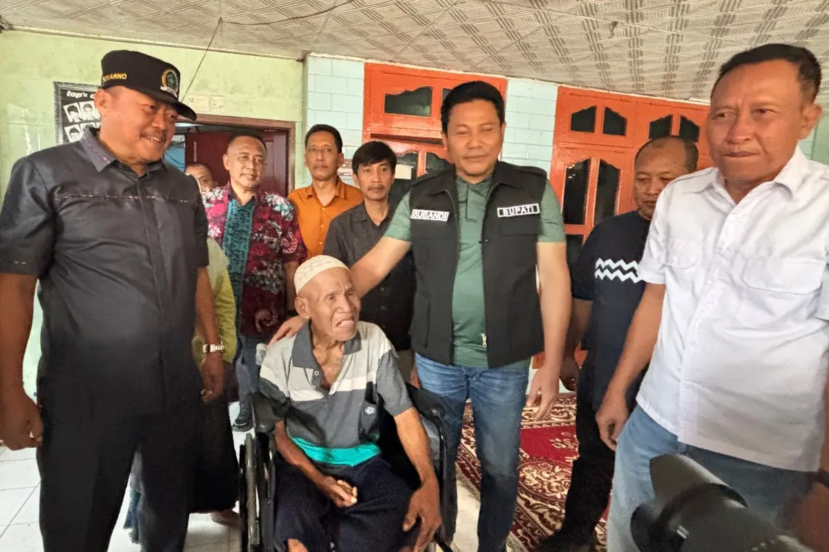 32 Tahun Mengabdi sebagai Ketua RT, Sutardjo Terharu Terima Kursi Roda dari Pemkab Sidoarjo