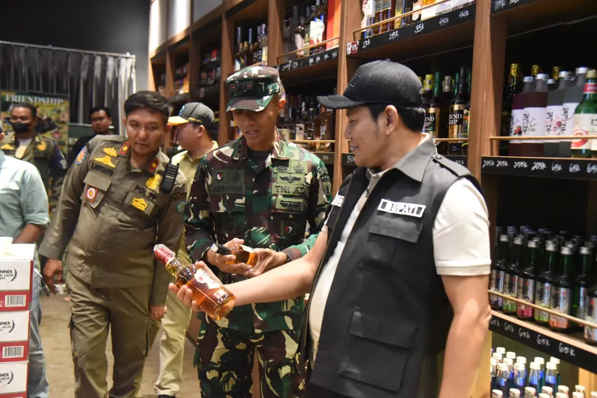 Bupati Sidoarjo Sidak Miras: 624 Botol Disita, 3 Toko Distributor Jual Eceran Langsung Ditutup