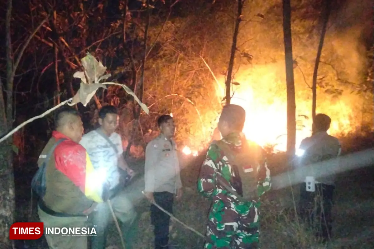Kebakaran Lahan Ancam Permukiman, Tim Gabungan Berpacu Lawan Api di Majalengka