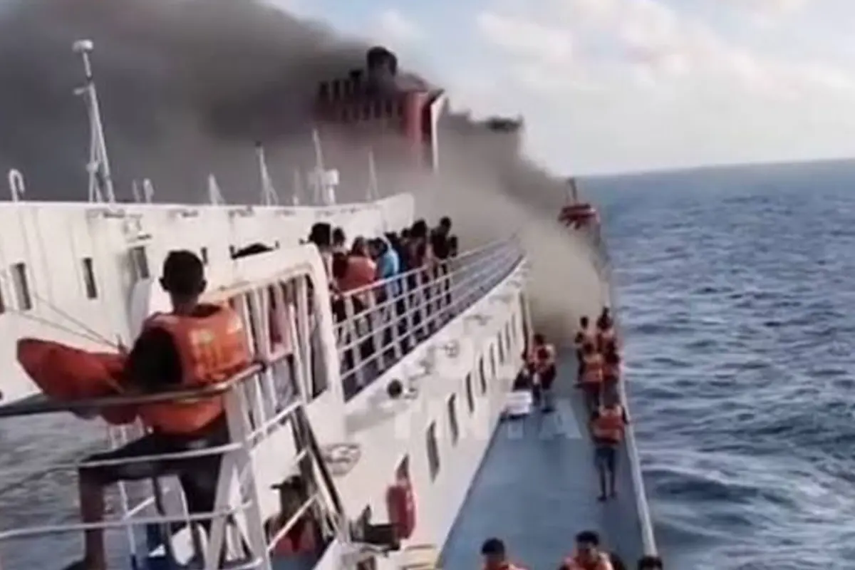KMP Mutiara Sentosa 2 Terbakar di Perairan Utara Madura, Ratusan Penumpang Dievakuasi
