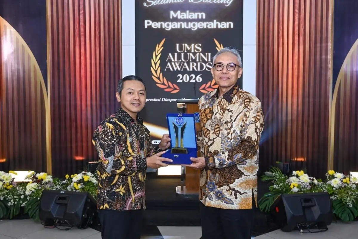 Pulang Kampung ke UMS, Wamen Fajar Riza Ul Haq Raih Public Leadership Award 2026