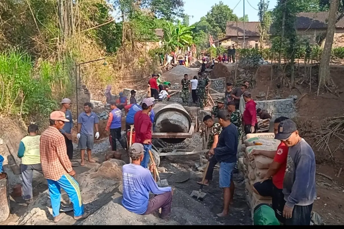 Pembangunan Jembatan TMMD Ke-129 Kodim Ponorogo di Bulu Lor Hampir Rampung