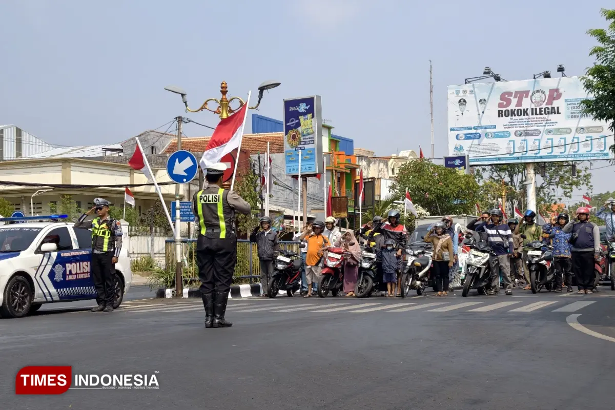 Tiga Menit, Pengendara Berhenti di Perempatan Brak Probolinggo Peringati Detik-Detik Proklamasi