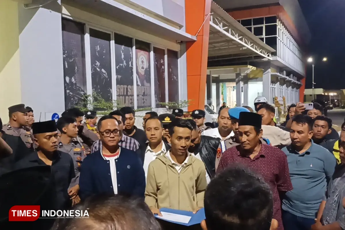 Dua Warga Diduga Korban Salah Tangkap, Warga Geruduk Polres Gresik