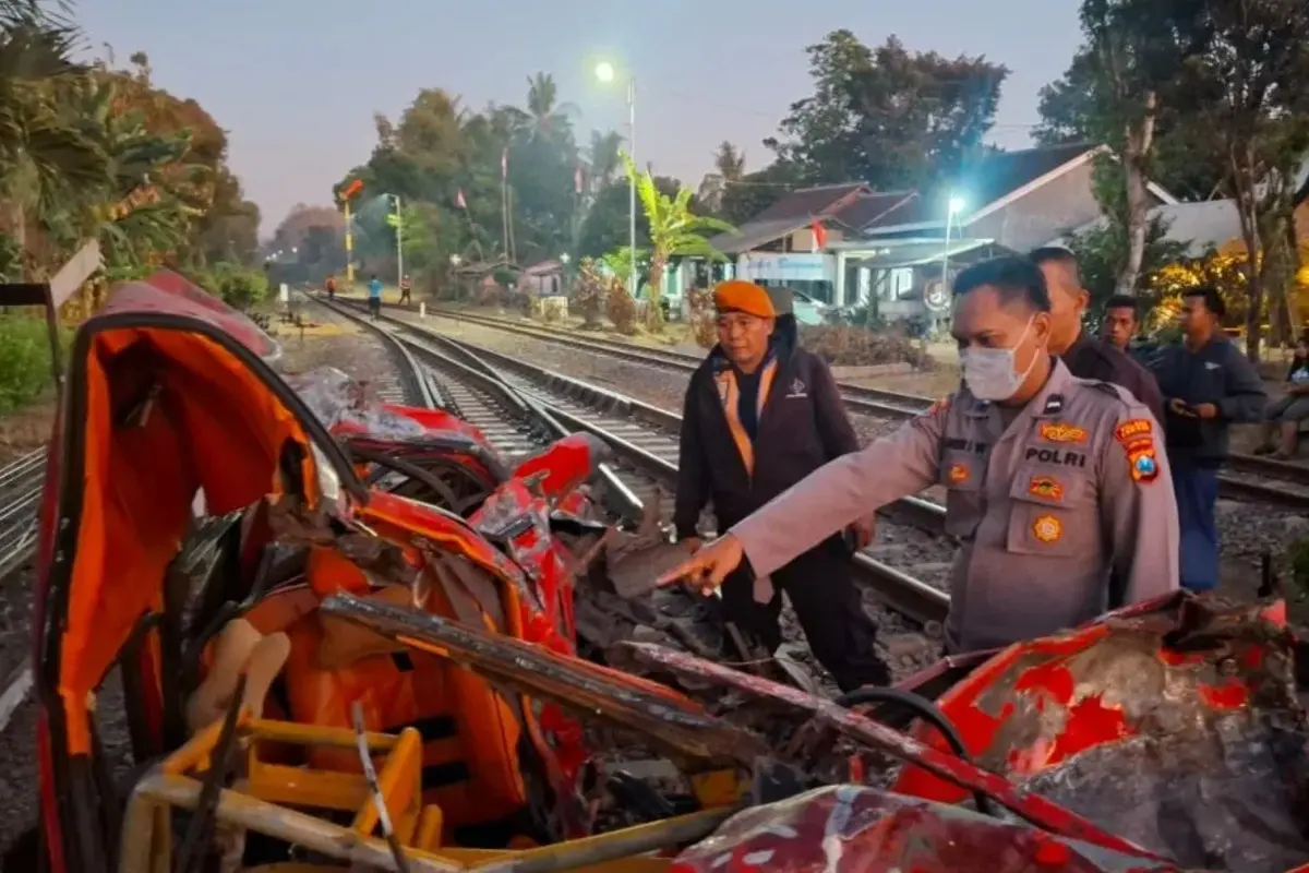 KA Wijaya Kusuma Tertemper Mobil di Jember, Terlambat 104 Menit