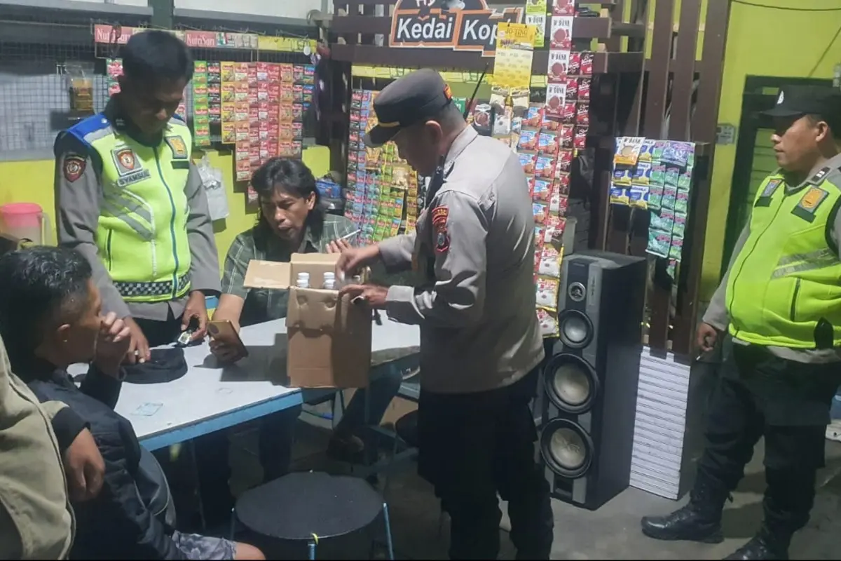 Patroli Kriminalitas di Tajinan, Polres Malang Sita Belasan Botol Arak Bali