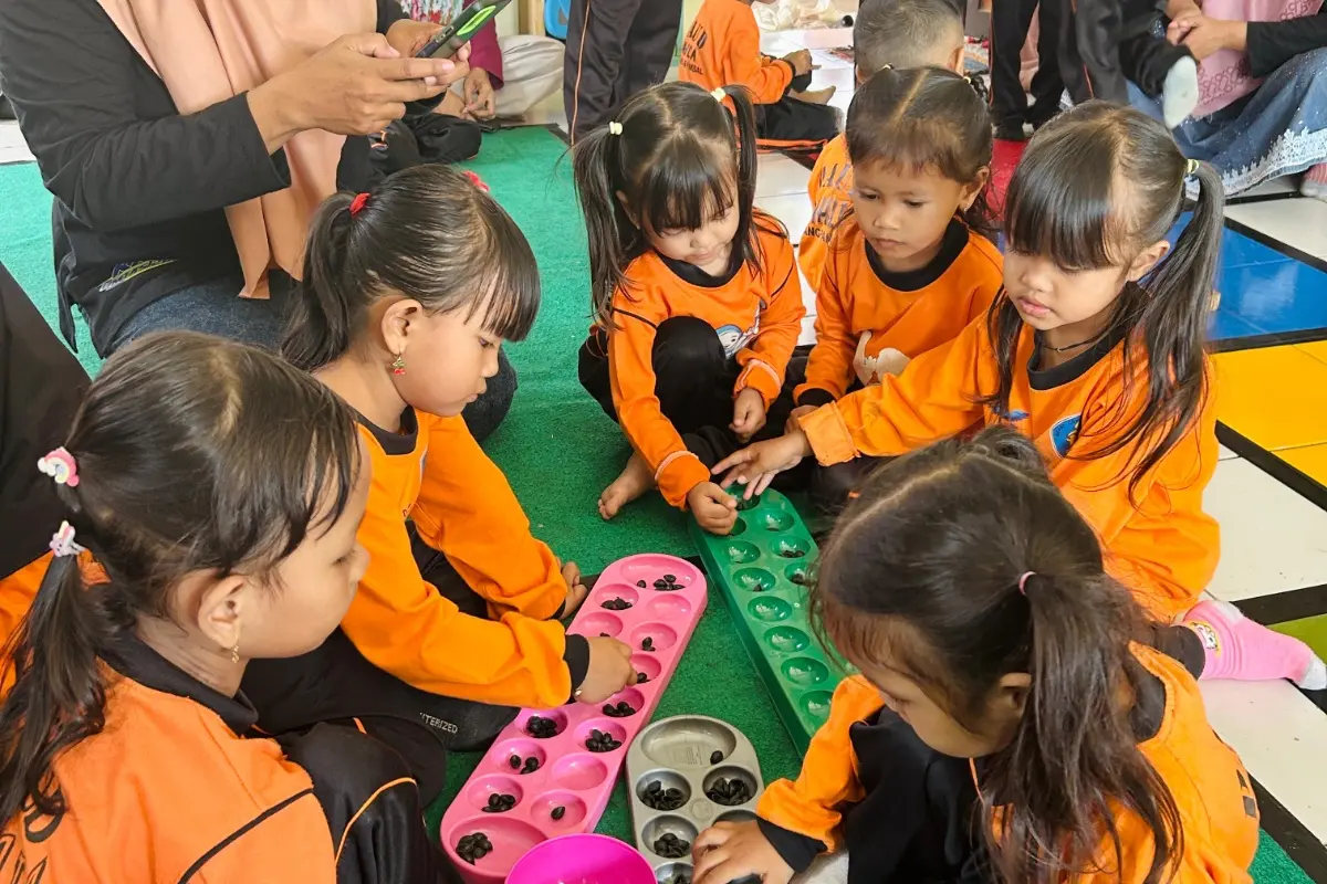 Kurangi Kecanduan Gawai, Mahasiswa KKN UMTAS Ajak Anak PAUD Kota Banjar Main Permainan Tradisional