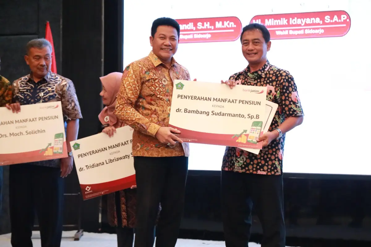 Apresiasi Pengabdian, Bupati Subandi Serahkan SK Pensiun dan Diskon PBB ke ASN Sidoarjo
