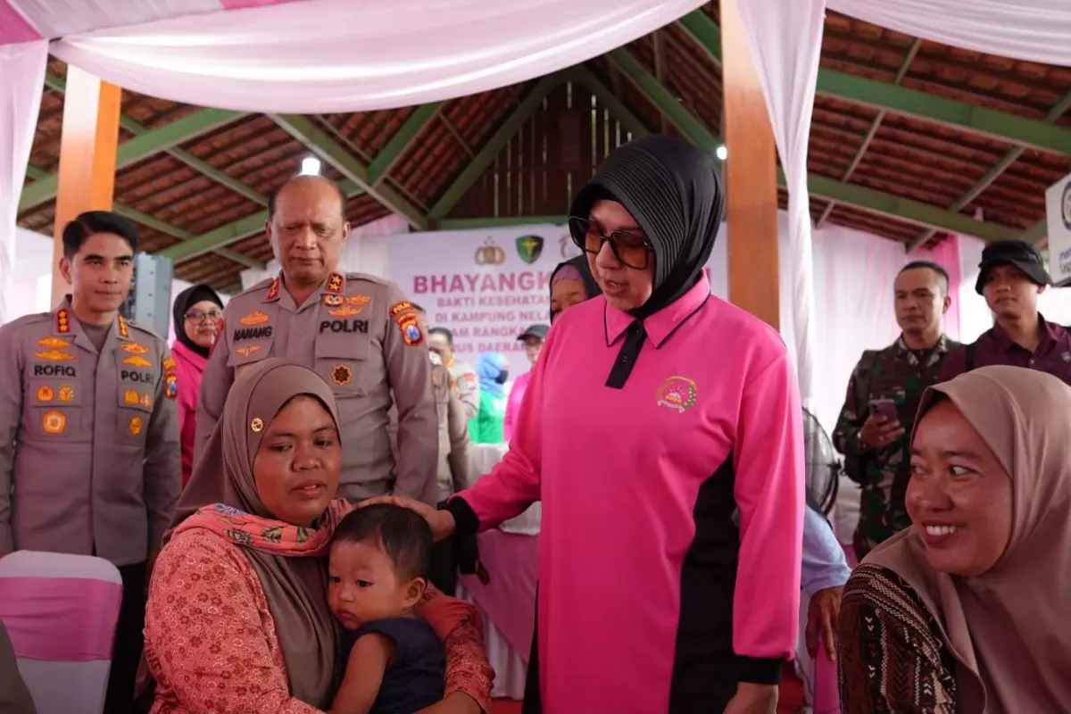 HKGB ke-74, Kapolda dan Bhayangkari Jatim Hijaukan Pulau Santen Banyuwangi