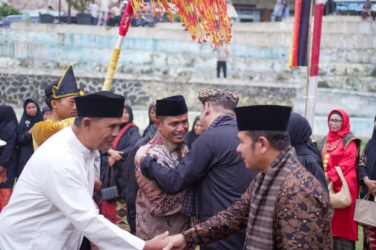 Bupati Solok Hadiri Pengukuhan Ketua KAN Sulit Air