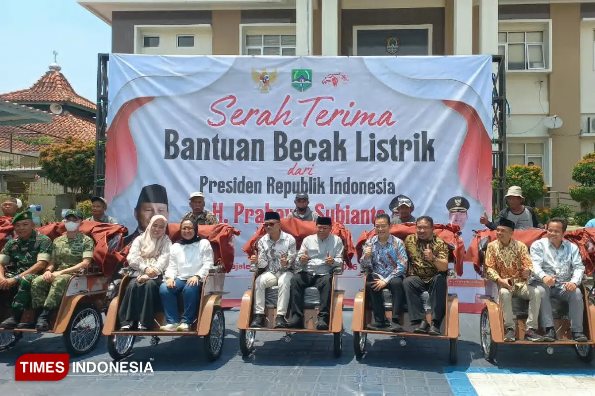 Tak Lagi Bayar Sewa, 300 Pengayuh Lansia Majalengka Terima Becak Listrik Prabowo