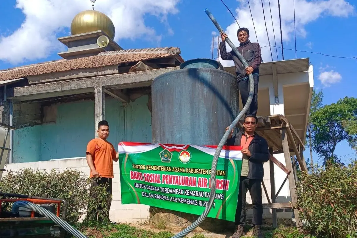 Bantu Atasi Krisis Air, KUA Nawangan Pacitan Salurkan Bantuan ke Jetis Lor dan Pakis Baru