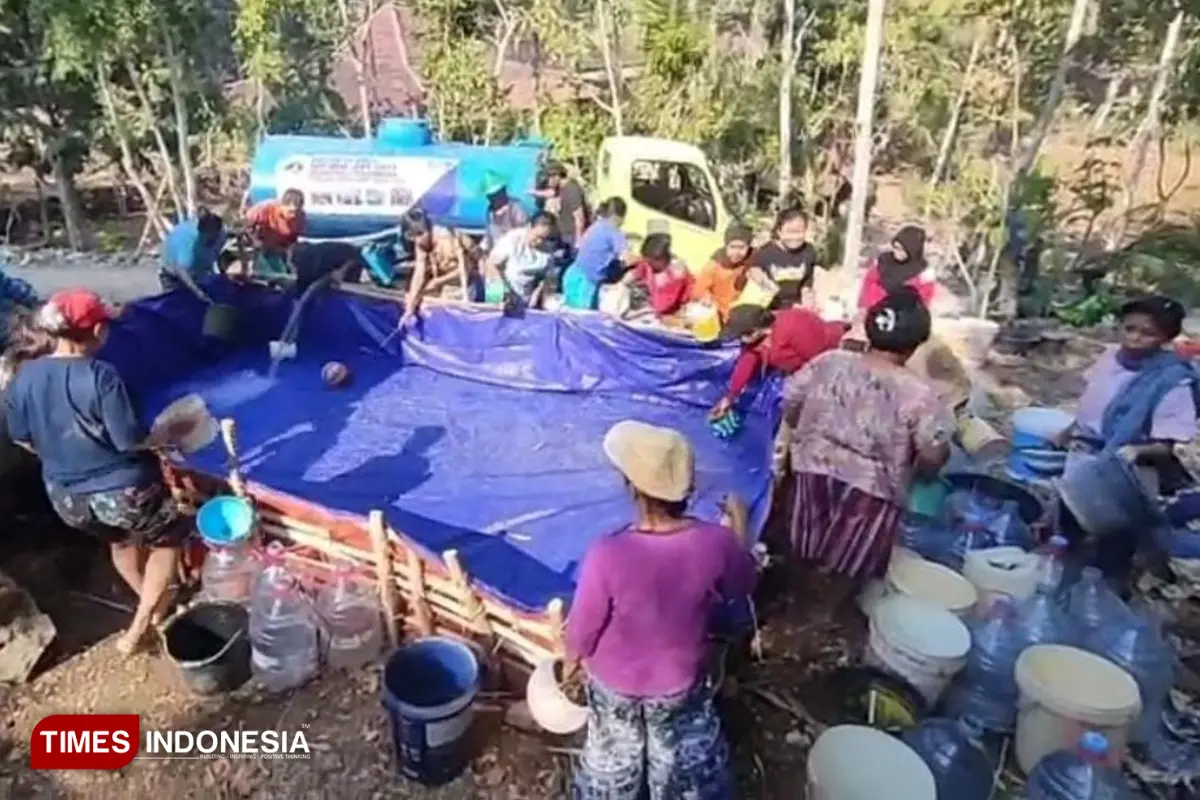 Tiga Dusun di Donorojo Pacitan Belum Tersentuh PDAM, Warga Tampung Air Bantuan Pakai Terpal