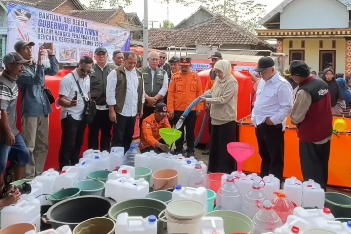 Kecamatan Pagak Malang Kekeringan, Khofifah Salurkan Bantuan Air Bersih untuk Warga