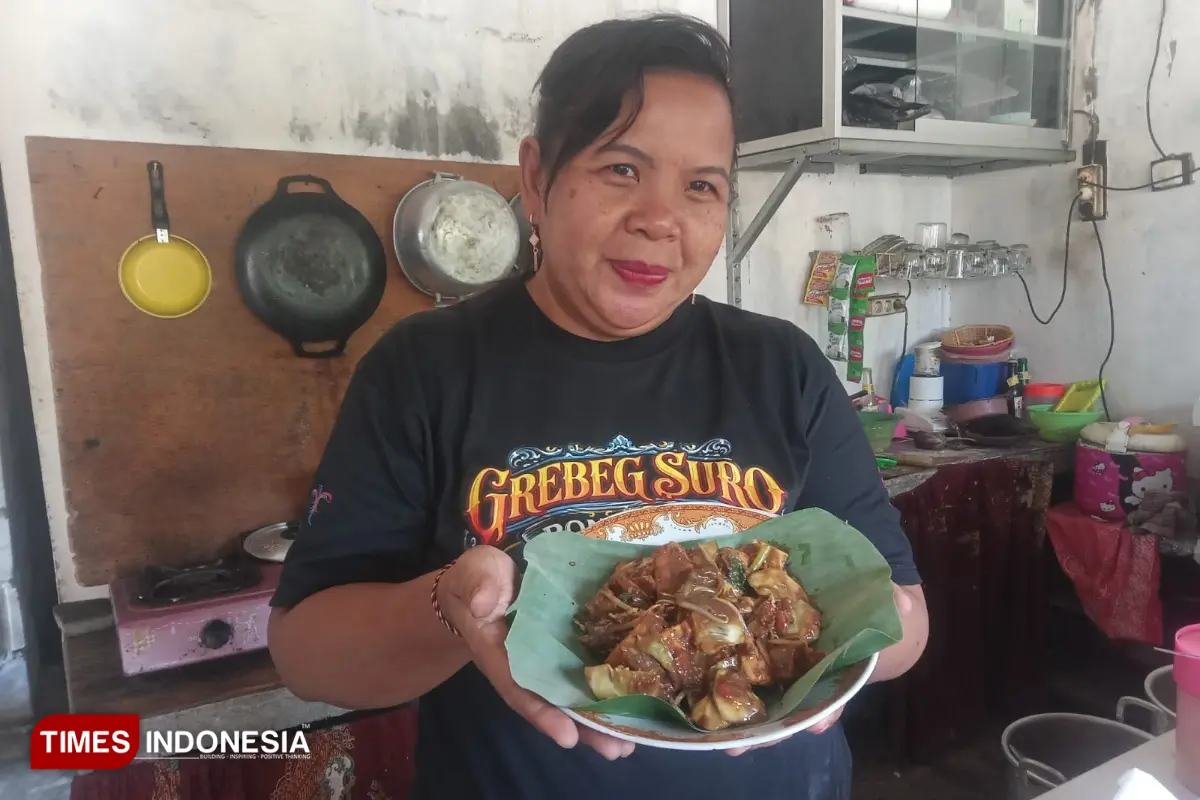 Rujak Mbak Wati di Jombang, Racikan Petis Turun-temurun Bikin Pelanggan Setia