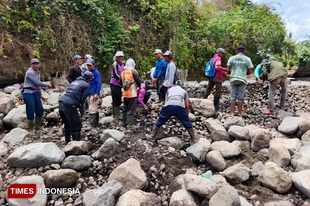 Demi Kebutuhan Irigasi, Warga Persil Jolondoro Banyuwangi Kebut Perbaikan Bendungan Sungai Baru