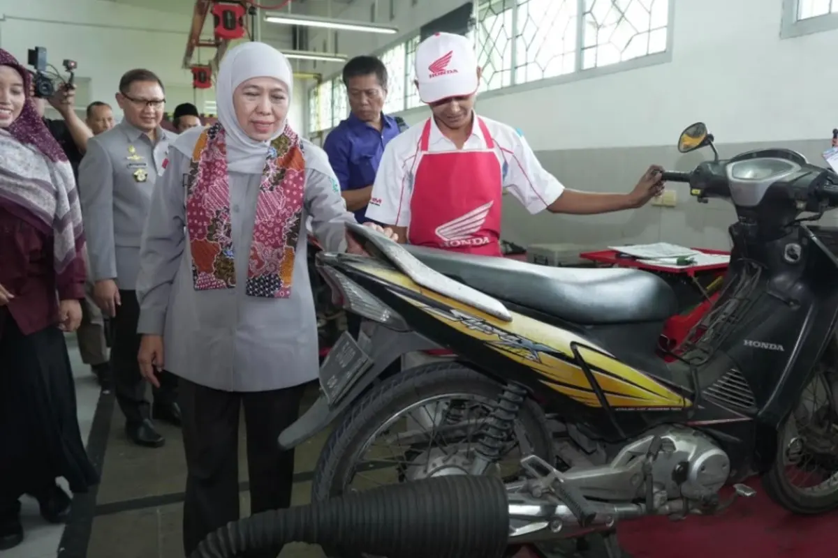 Gubernur Khofifah Pantau Servis Motor Gratis di Sidoarjo, 8.100 Unit Ditargetkan di 350 SMK Jatim