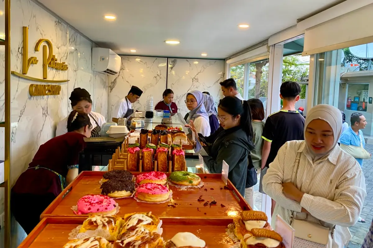 Bayar Setengah Harga, La Patisserie Cake Shop Banyuwangi Diserbu Pembeli