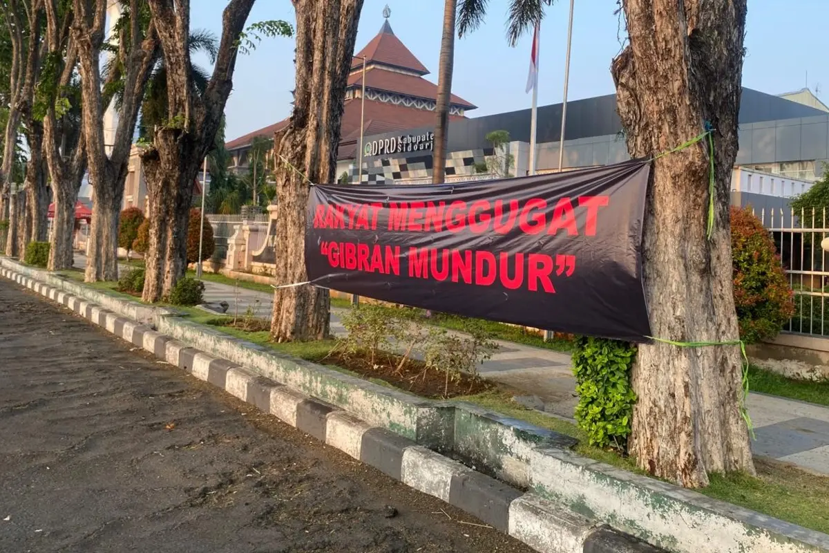 Spanduk “Rakyat Menggugat, Gibran Mundur” Terpasang di Jalan Protokol Sidoarjo