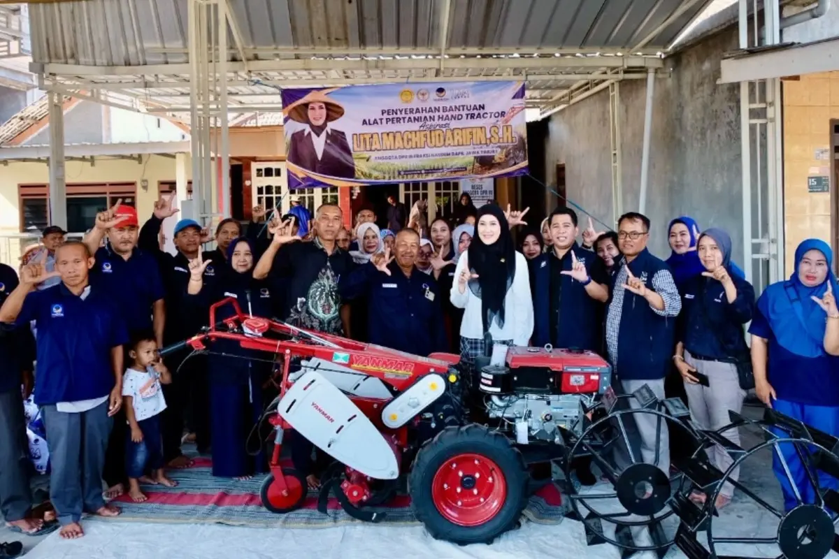 Dukung Produktivitas Petani, Lita Machfud Arifin Salurkan Hand Tractor di Sidoarjo