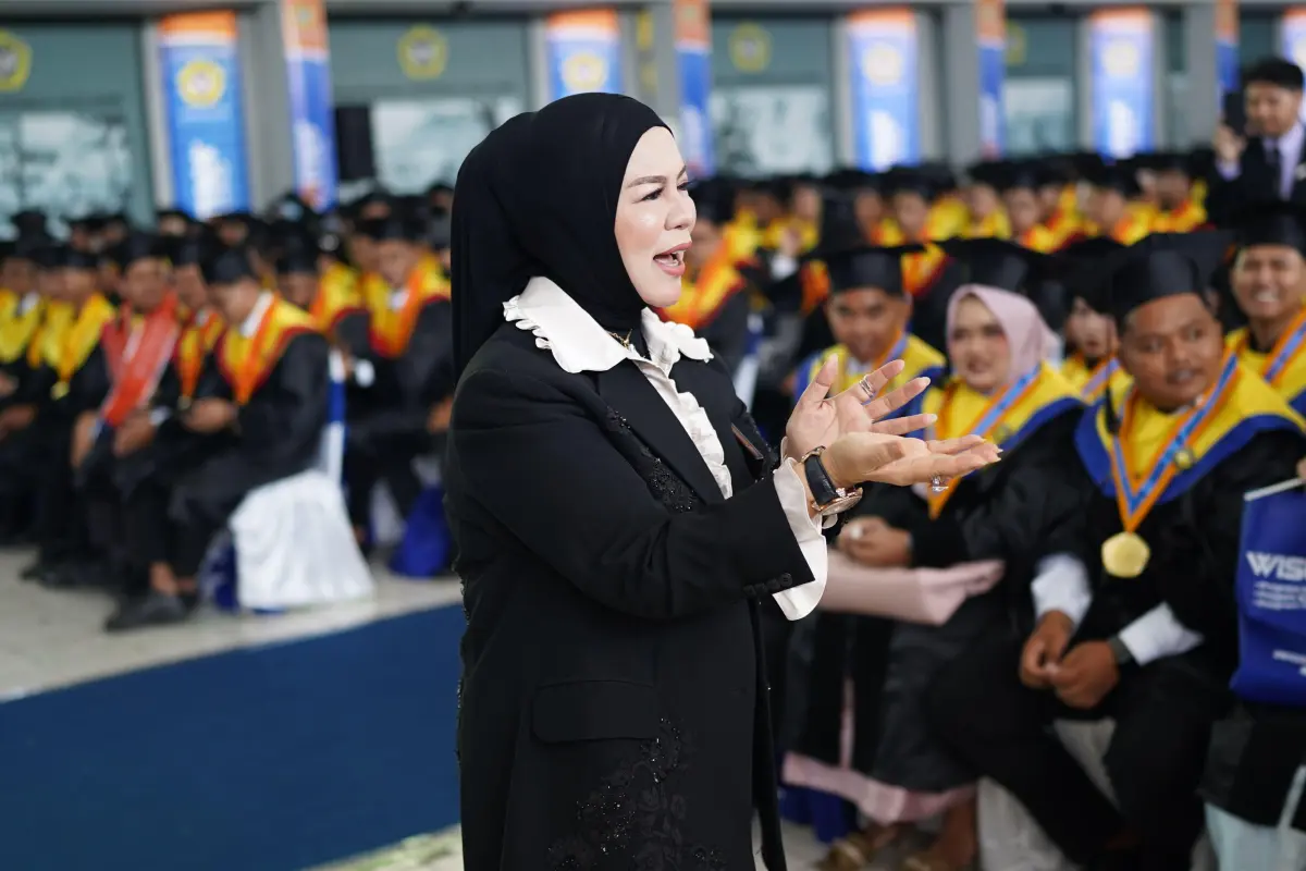 Wisuda UNMER Malang, Kepala LLDIKTI Ingatkan Lulusan Tak Cukup Hanya Siap Kerja